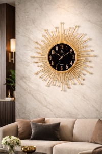 Ceas ornamental de perete cu design solar, ramă aurie strălucitoare și cadran negru elegant