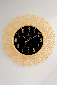 Ceas rotund de perete cu design elegant, ramă aurie în formă de crengi și fundal negru