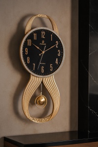 Ceas de perete cu pendul ornamental, cadran negru cu cifre aurii și geam curbat