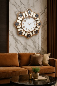ceas de perete elegant cu design floral, rame aurii și decorațiuni strălucitoare argintii