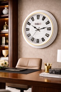 Ceas de perete alb cu cifre romane negre si design clasic elegant