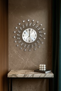 Ceas metalic argintiu pentru perete cu pietre decorative