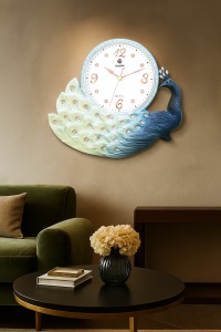 ceas decorativ de perete cu design în formă de păun albastru și verde, cu coadă elegantă și cadran alb