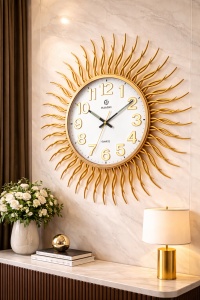Ceas de perete modern alb cu design solar auriu si stil elegant