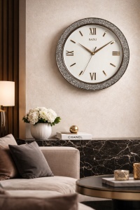 ceas de perete rotund cu cifre romane și ramă decorată cu pietricele strălucitoare argintii
