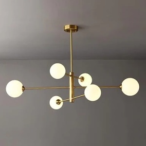 Lustră modernă aurie cu globuri opal suspendate, design minimalist pentru iluminat elegant în living sau dining