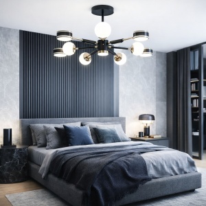 Lustră modernă tip spider cu globuri opal și accente metalice aurii, având un design simetric și elegant