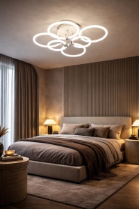 Lustră LED modernă cu șase inele luminoase suprapuse, structură albă și design geometric elegant
