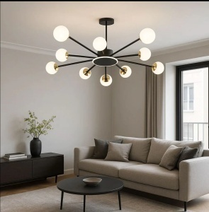 Lustră modernă tip spider cu globuri opal și accente metalice aurii, având un design simetric și elegant