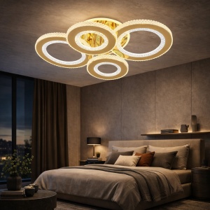 Lustră LED modernă cu patru inele luminoase aurii, dispuse geometric și cu detalii cristaline