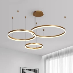 Lustră LED suspendată cu trei inele aurii, design modern minimalist și lumină caldă uniformă