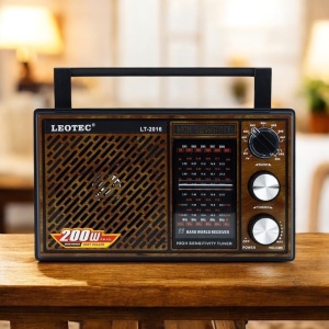 radio portabil retro Leotec cu design de lemn, reglaj de volum și acordaj, 11 benzi de recepție și putere de 200W