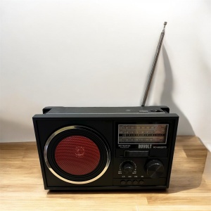 radio portabil negru cu antenă telescopică și panou solar rabatabil