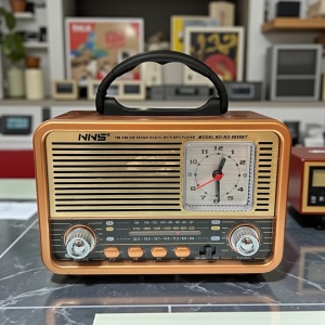 Radio decorativ vintage cu design autentic retro, cu ceas, perfect pentru pasionații de obiecte clasice