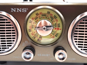 Radio retro NNS NS-802BT cu design vintage și difuzor tip gramofon, radio FM analogic cu finisaj metalic