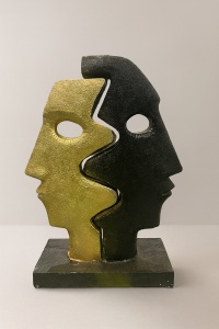 Statuetă decorativă abstractă două fețe auriu-negru, simbol dualitate și echilibru