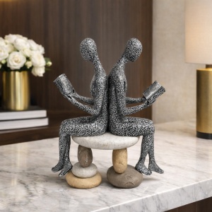 Statuetă decorativă modernă cu cuplu așezat spate în spate pe bancă, simbol al echilibrului și conexiunii