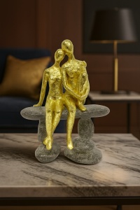 Figurină decorativă modernă cu cuplu auriu așezat pe bancă