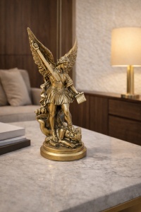 Statuetă Arhanghelul Mihail, simbol al protecției divine, dreptății și victoriei asupra răului