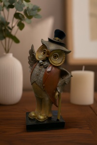 statuetă bufniță decorativă stilizată, purtând pălărie și baston, simbol al înțelepciunii și eleganței
