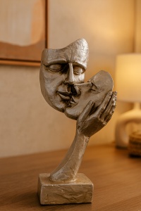 Statuetă decorativă măști sărut argintiu, simbol al iubirii abstracte