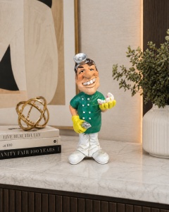 Statueta decorativa medic dentist cu instrumente, figurina haioasa pentru cabinet stomatologic