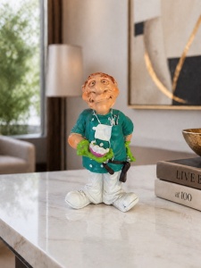 Statueta decorativa chirurg in uniforma verde, figurina haioasa pentru cabinet medical