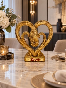 Statuetă Decorativă Două Mâini Împreunate în Inimă cu Mesaj Love - "Lenvio" - Img 2