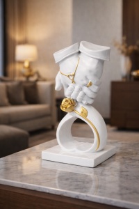 Statueta cu maini de cuplu, verighete si trandafir, decor romantic elegant