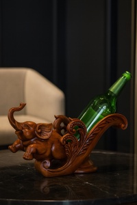 Statuetă suport de vin în formă de elefant, din rășină maro, decorativă și utilă