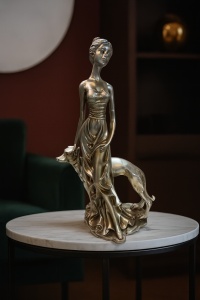 Statuetă decorativă doamnă cu câine – rochie de epocă bronz patinat
