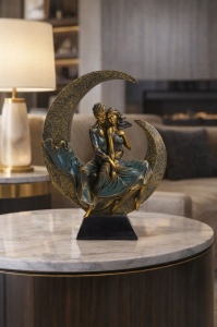 Statuetă artistică cuplu pe lună