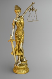 Figurină solemnă Lady Justice, reprezentare clasică a imparțialității și puterii legii