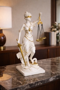 Statueta decorativa zeita Justitia cu balanta figurina simbol dreptate