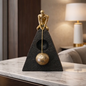 Statuetă decorativă Lupta cu Gândurile Interioare, figură umană aurie cu sferă simbolică, decor modern cu mesaj psihologic