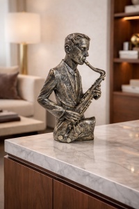 Statuetă decorativă saxofonist din rășină cu finisaj metalic, figură artistică pentru iubitorii de jazz și muzică