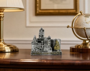 Suport decorativ pentru pixuri cu Castelul Bran, suvenir Romania pentru birou