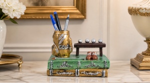 Suport decorativ pentru pixuri cu tema golf, accesoriu elegant pentru birou