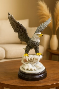 Statuetă decorativă cu vultur pe stâncă albă, cu aripile desfăcute