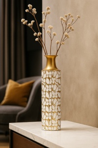 Vază metalică alb-aurie cu model floral embosat