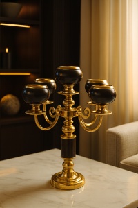 candelabru decorativ din metal auriu cu cinci suporturi rotunde maro