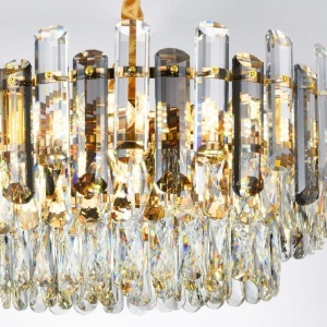 Candelabru auriu cu cristale moderne, design elegant și lumini decorative suspendate