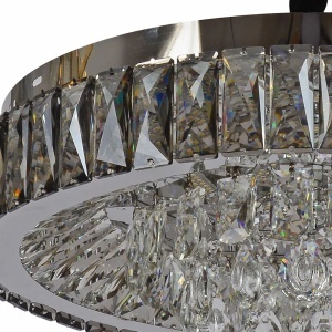 Candelabru modern cu cristale transparente, perfect pentru iluminare elegantă în living sau dining