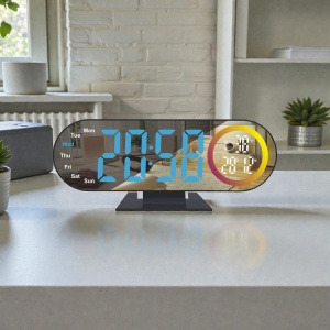 Ceas digital cu afișaj LED și ecran cu efect de oglindă, temperatură și umiditate, design modern pentru birou sau interior.