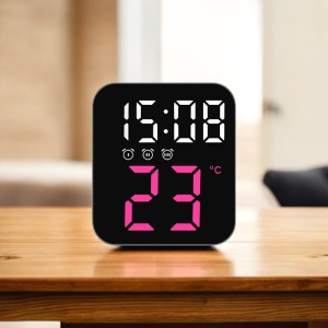 Ceas digital cu afișaj LED, temperatură și alarme multiple, pentru perete sau masă, design modern compact