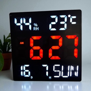 Ceas digital modern cu LED rosu, dată, ziua săptămânii, temperatură și umiditate, perfect pentru living sau birou
