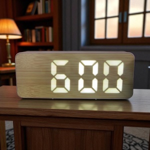 Ceas digital cu design din lemn și afișaj LED alb, ideal pentru dormitor sau birou modern
