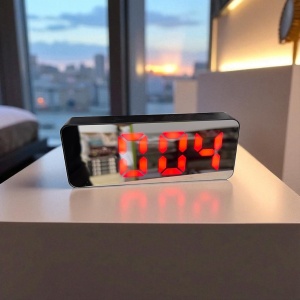 Ceas digital cu afișaj LED rosu și cadran tip oglindă, ideal pentru dormitor sau birou modern