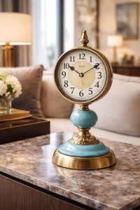 Ceas de masă decorativ vintage cu bază albastră și suport auriu