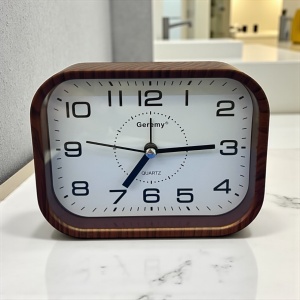 Ceas de masă analogic cu ramă maro de lemn și cadran alb, ideal pentru dormitor sau birou